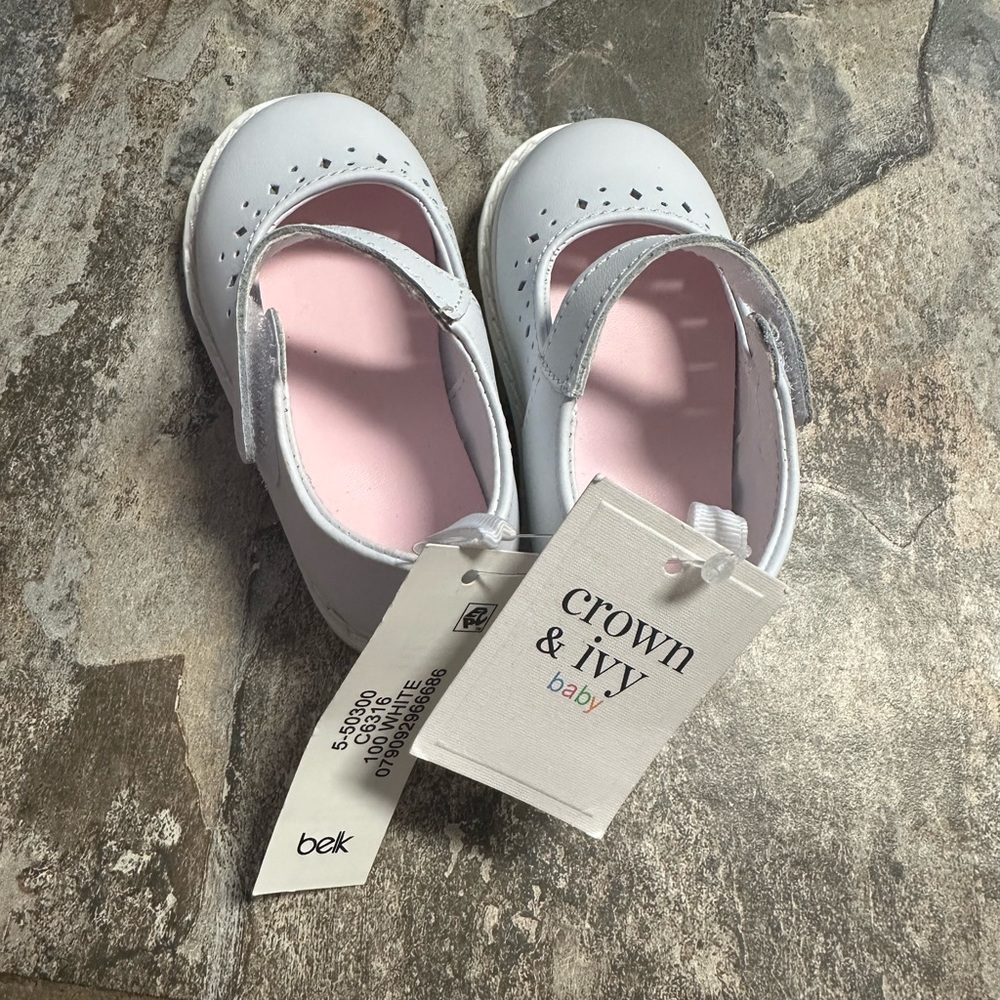 Crown & Ivy baby girl white dress shoe NWT size 5